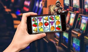 7777 app-এ ভার্চুয়াল ফুটবল ম্যাচ উপভোগ করছেন একজন প্রাপ্তবয়স্ক ব্যবহারকারী